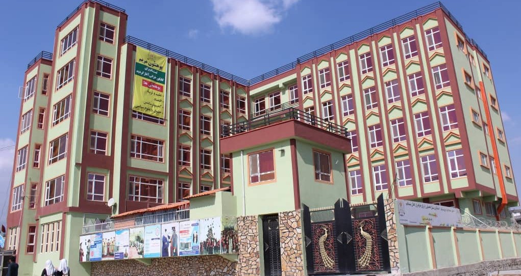 玛丽亚姆大学主教学楼外景,蓝天映衬下的校园建筑